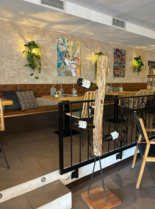 Rincón con botellero y mesas del restaurante Royal Blossom